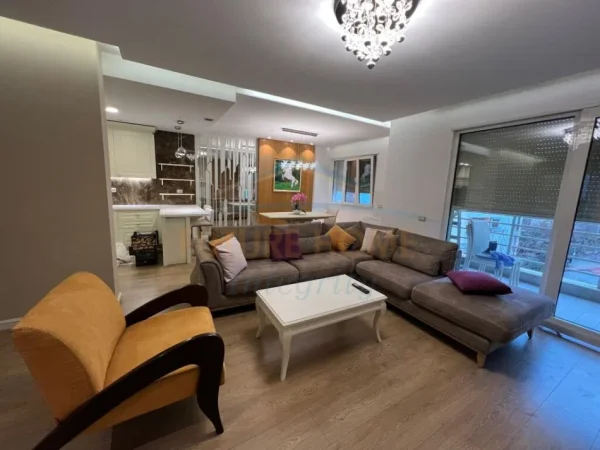 Tirane, jepet me qera apartament 2+1 Kati 3, 117 m² 830 € (Pazari i Ri, Tiranë.)