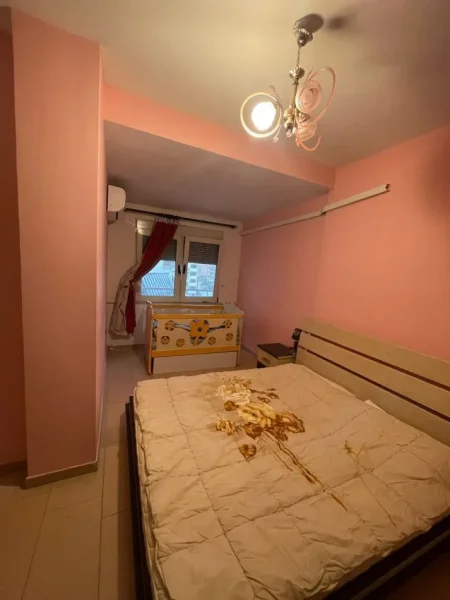 Tirane, jepet me qera apartament 3+1 Kati 5, 120 m² 700 € (tregu elektrik)