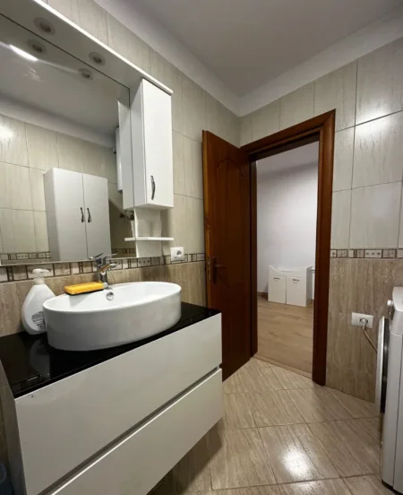 Tirane, jap me qera apartament 1+1+Ballkon Kati 2, 75 m² 600 € (Myslym Shyr)
