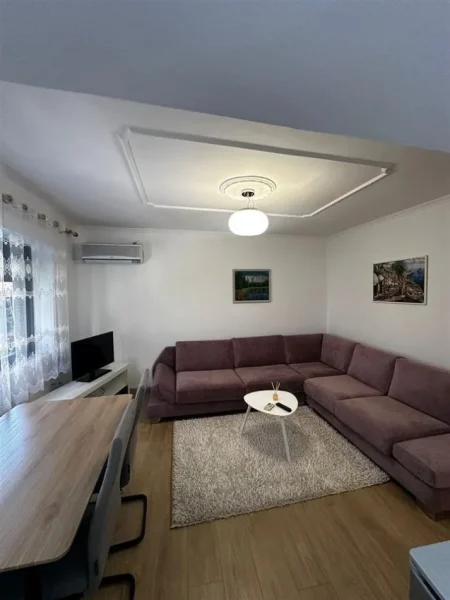 Tirane, jepet me qera apartament 1+1+Ballkon Kati 2, 75 m² 600 € (MYSLYM SHYRI)