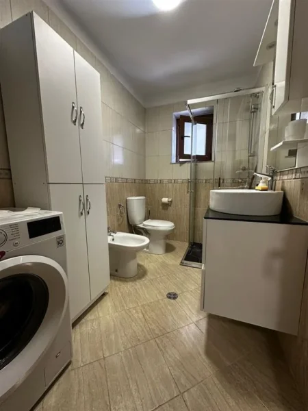Tirane, jepet me qera apartament 1+1+Ballkon Kati 2, 75 m² 600 € (MYSLYM SHYRI)