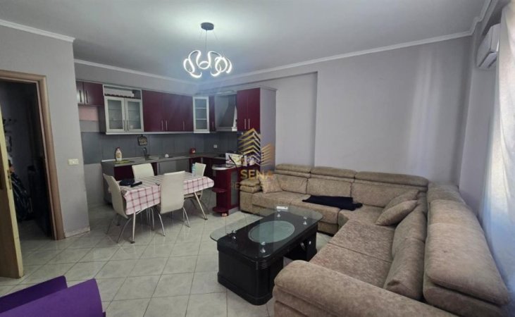Tirane, jepet me qera apartament 1+1+Ballkon Kati 7, 75 m² 350 € (Rruga Besim Alla)