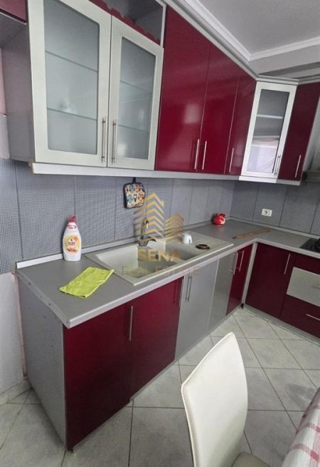 Tirane, jepet me qera apartament 1+1+Ballkon Kati 7, 75 m² 350 € (Rruga Besim Alla)
