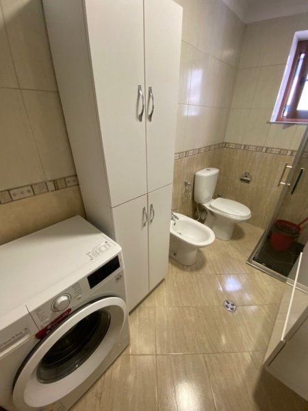 Tirane, jepet me qera apartament 1+1+Ballkon Kati 2, 65 m² 600 € (Rruga Myslym Shyri)