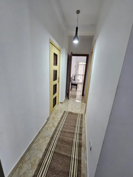 Tirane, jepet me qera apartament 1+1+Ballkon Kati 1, 60 m² 400 € (Selite prane Universitetit Marin Barleti)