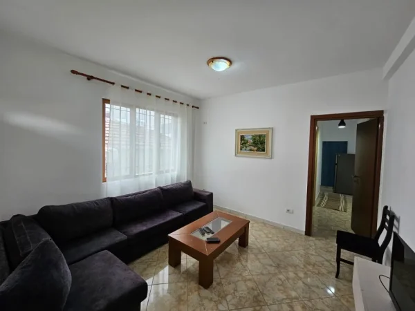 Tirane, jepet me qera apartament 1+1+Ballkon Kati 1, 60 m² 400 € (Selite prane Universitetit Marin Barleti)