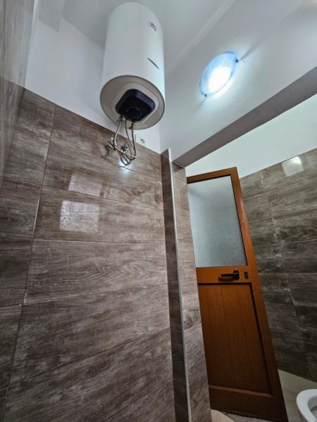 Tirane, jepet me qera apartament 1+1+Ballkon Kati 1, 60 m² 400 € (Selite prane Universitetit Marin Barleti)