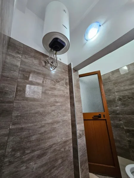 Tirane, jepet me qera apartament 1+1+Ballkon Kati 1, 60 m² 400 € (Selite prane Universitetit Marin Barleti)