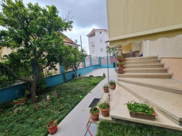 Tirane, jepet me qera Vile 3 Katshe , 3.500 € (Rruga Todi Shkurti)