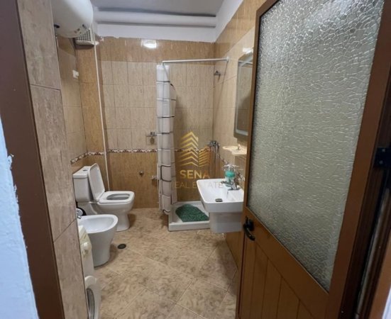 Tirane, jepet me qera apartament 1+1+Ballkon Kati 3, 65 m² 450 € (Rruga 5 Maji)