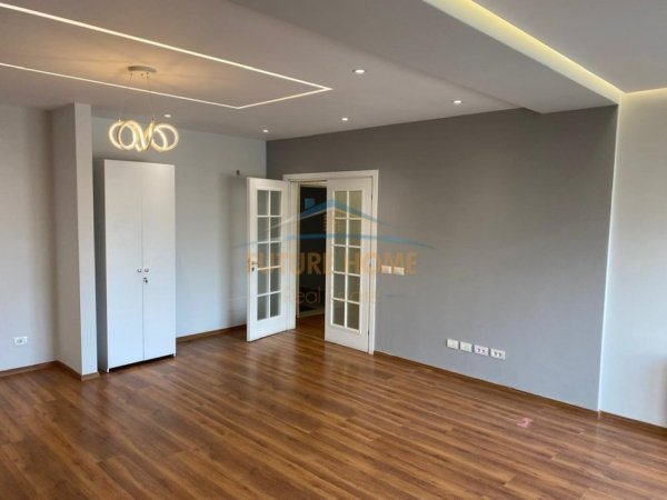 Tirane, jepet me qera apartament 4+1 Kati 7, 146 m² 1.700 € (Zogu i Zi)
