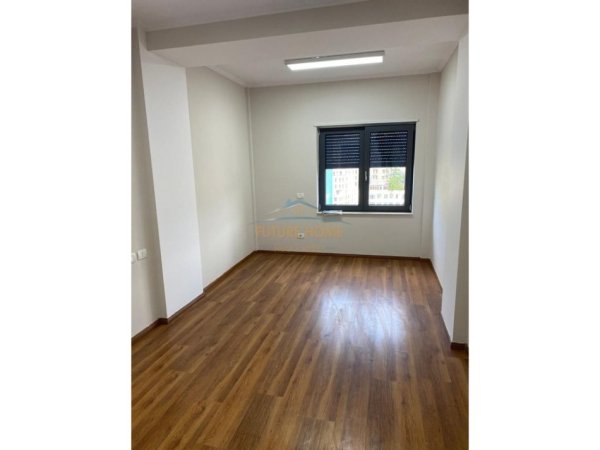 Tirane, jepet me qera apartament 4+1 Kati 7, 146 m² 1.700 € (Zogu i Zi)