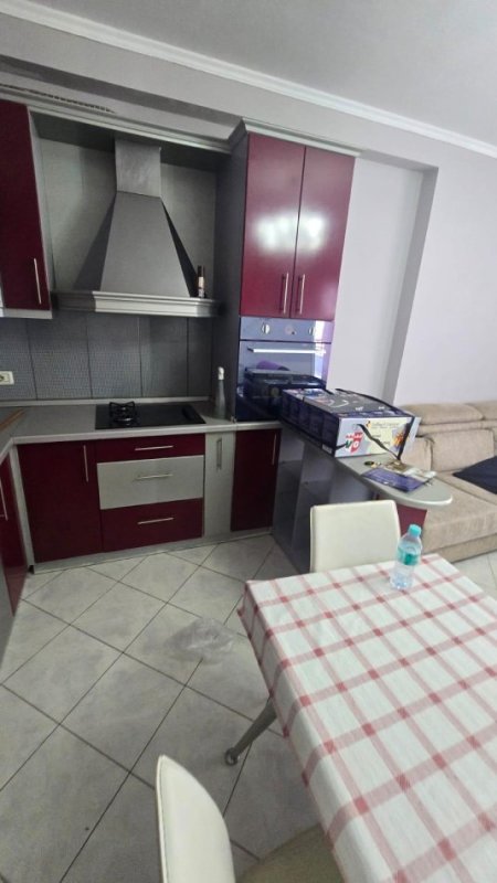 Tirane, jepet me qera apartament 1+1+Ballkon Kati 7, 70 m² 380 € (Besim Alla)