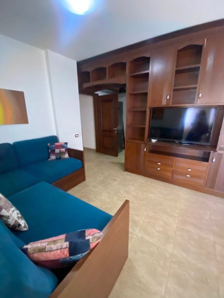 Tirane, jepet me qera apartament 1+1+Ballkon Kati 9, 70 m² 450 € (Perballe Delijorgjit Nela)