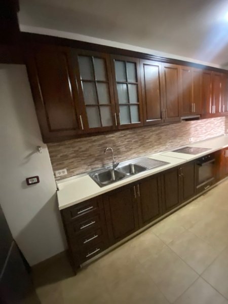 Tirane, jepet me qera apartament 1+1+Ballkon Kati 9, 70 m² 450 € (Perballe Delijorgjit Nela)
