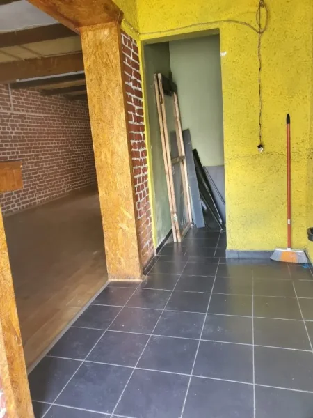 Tirane, shitet lokal Kati 0, 85 m² 1.650.000 € (Rruga lord bajrom)