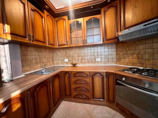Tirane, jepet me qera apartament 2+1+Ballkon Kati 6, 92 m² 550 € (Rruga e Elbasanit)