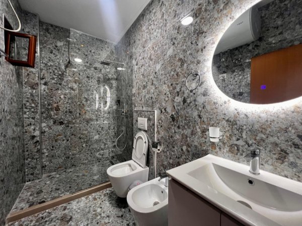 Tirane, jepet me qera apartament 2+1+Ballkon Kati 6, 92 m² 550 € (Rruga e Elbasanit)