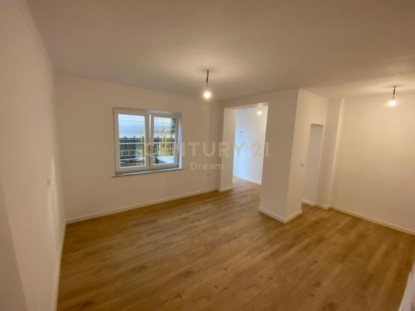 Tirane, jepet me qera zyre Kati 2, 83 m² 1.001 € (Rruga e Durrsit)
