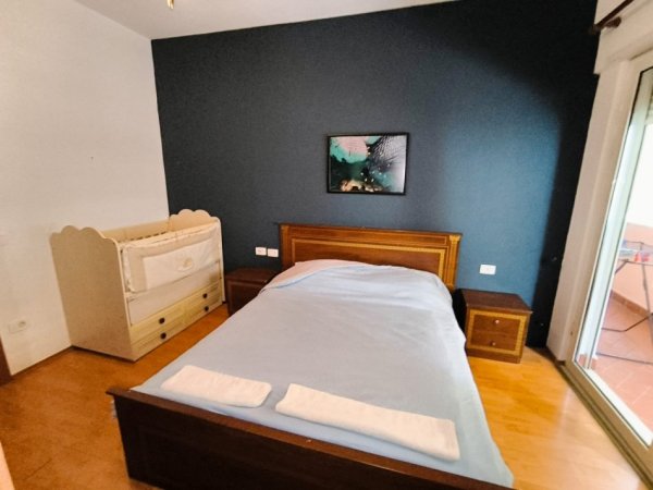 Tirane, jepet me qera apartament 1+1 Kati 5, 78 m² 600 € (Komuna e Parisit)