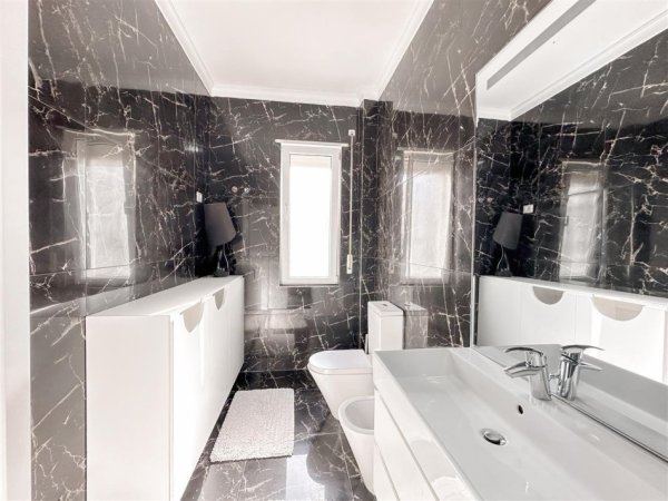 Tirane, shitet apartament 3+1 Kati 3, 123 m² 250.000 € (Kopeshti Botanik)