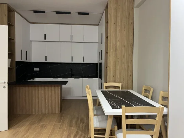Tirane, jepet me qera apartament 2+1+Ballkon Kati 5, 100 m² 700 € (Rruga Ali Bakiu, Astir, perballe ish-sheshi Shqiponja)