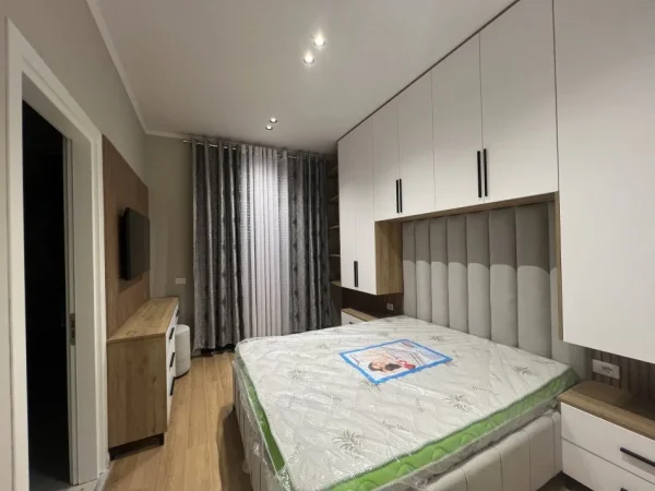 Tirane, jepet me qera apartament 2+1+Ballkon Kati 5, 100 m² 700 € (Rruga Ali Bakiu, Astir, perballe ish-sheshi Shqiponja)