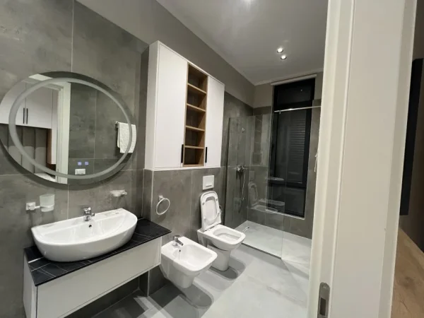 Tirane, jepet me qera apartament 2+1+Ballkon Kati 5, 100 m² 700 € (Rruga Ali Bakiu, Astir, perballe ish-sheshi Shqiponja)