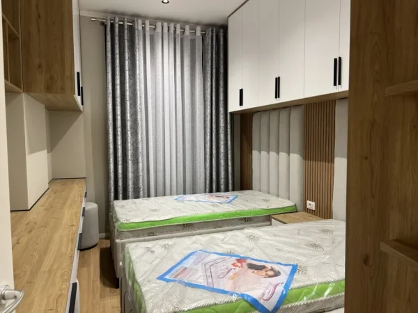 Tirane, jepet me qera apartament 2+1+Ballkon Kati 5, 100 m² 700 € (Rruga Ali Bakiu, Astir, perballe ish-sheshi Shqiponja)