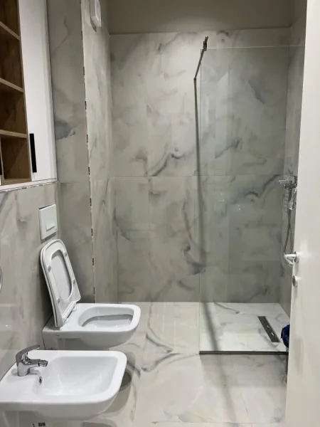 Tirane, jepet me qera apartament 2+1+Ballkon Kati 5, 100 m² 700 € (Rruga Ali Bakiu, Astir, perballe ish-sheshi Shqiponja)