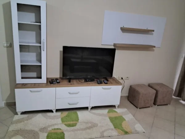 Tirane, jepet me qera apartament 1+1+Ballkon Kati 1, 75 m² 400 € (Loni ligori)