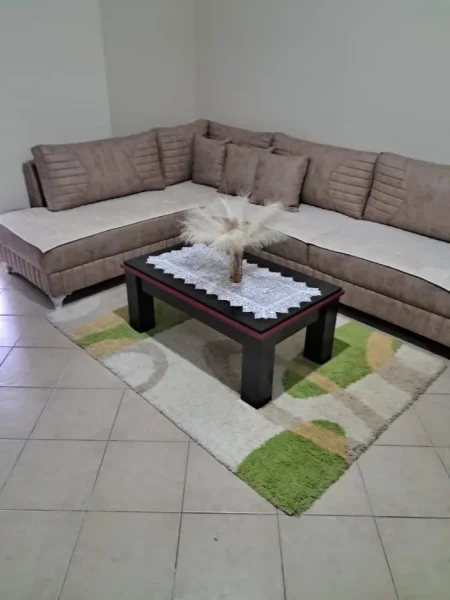 Tirane, jepet me qera apartament 1+1+Ballkon Kati 1, 75 m² 400 € (Loni ligori)