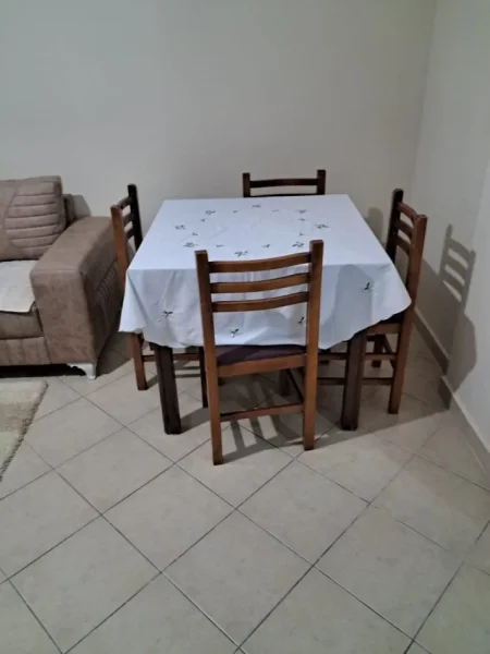 Tirane, jepet me qera apartament 1+1+Ballkon Kati 1, 75 m² 400 € (Loni ligori)