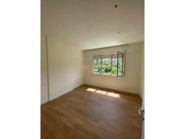 Tirane, jepet me qera apartament 3+1+Aneks+Ballkon Kati 3, 130 m² 1.200 € (Neom114277)