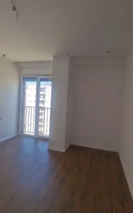 Tirane, jepet me qera apartament 1+1+Ballkon Kati 8, 67 m² 350 € (Rruga Sokrat Miho Astir)