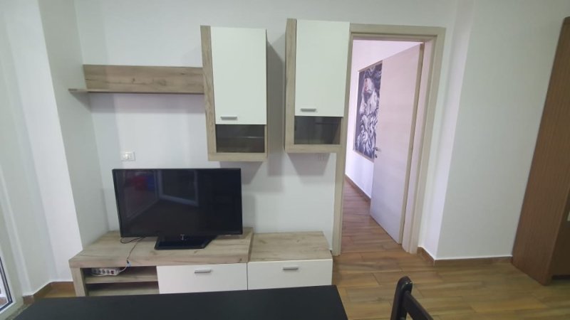 Tirane, jepet me qera apartament 1+1+Ballkon Kati 2, 50 m² 570 € (Komuna e Parisit,Rruga Tish Dahia)