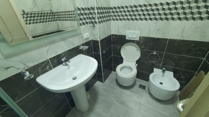 Tirane, jepet me qera apartament 1+1+Ballkon Kati 2, 50 m² 570 € (Komuna e Parisit,Rruga Tish Dahia)