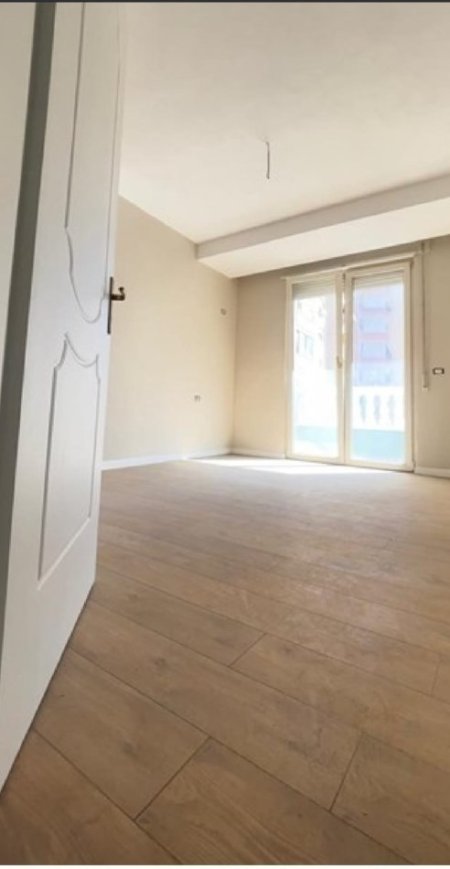 Tirane, jepet me qera zyre Kati 6, 80 m² 750 € (Rruga Urani Pano pas 15 Katshit)