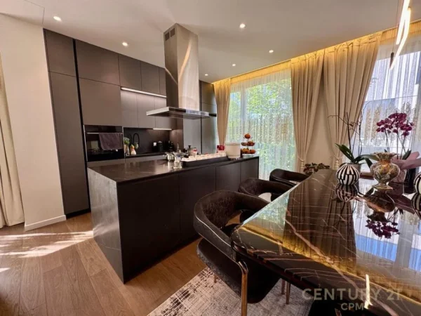 Tirane, shes apartament 2+1+3+ 2  POSTE PARKIMI+OBORR , 249 m² 850.000 € (Liqeni i Thatë)