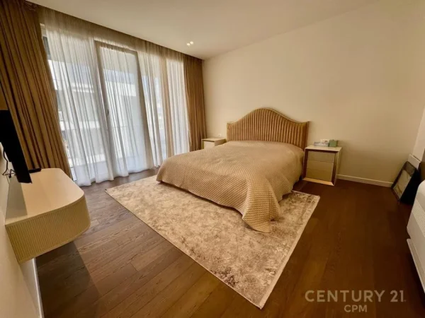 Tirane, shes apartament 2+1+3+ 2  POSTE PARKIMI+OBORR , 249 m² 850.000 € (Liqeni i Thatë)