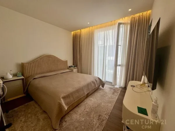 Tirane, shes apartament 2+1+3+ 2  POSTE PARKIMI+OBORR , 249 m² 850.000 € (Liqeni i Thatë)