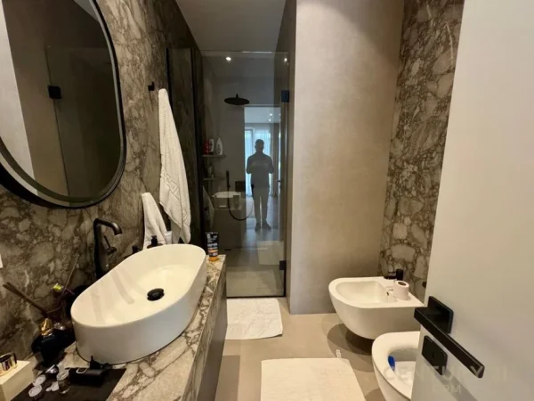 Tirane, shes apartament 2+1+3+ 2  POSTE PARKIMI+OBORR , 249 m² 850.000 € (Liqeni i Thatë)