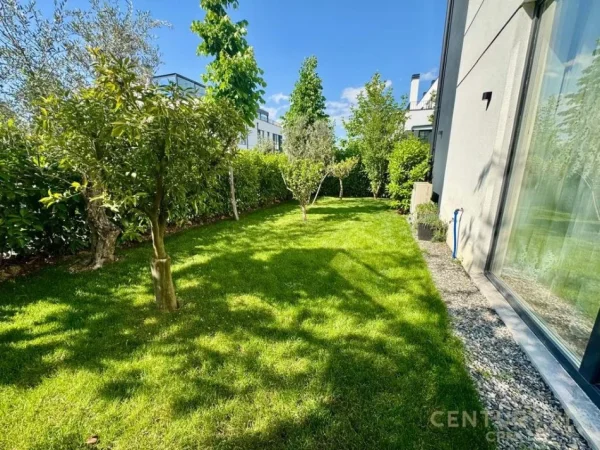 Tirane, shes apartament 2+1+3+ 2  POSTE PARKIMI+OBORR , 249 m² 850.000 € (Liqeni i Thatë)