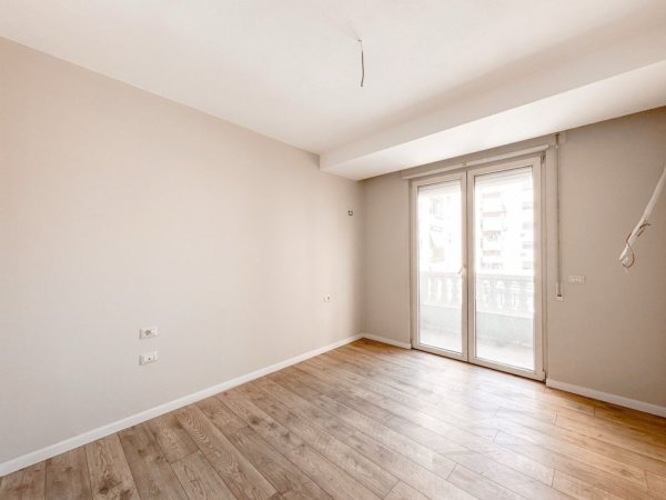 Tirane, jepet me qera apartament 2+1+Ballkon Kati 6, 80 m² 800 € (Qender)