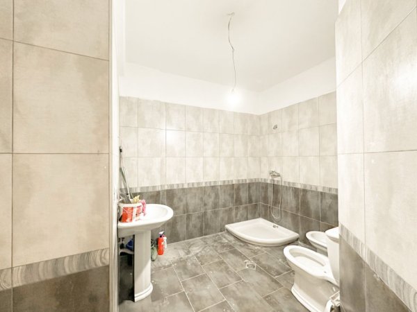 Tirane, jepet me qera apartament 2+1+Ballkon Kati 6, 80 m² 800 € (Qender)
