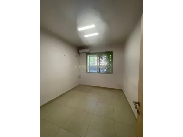 Tirane, jap me qera zyre , 15 m² 300 € (Myslym Shyri)