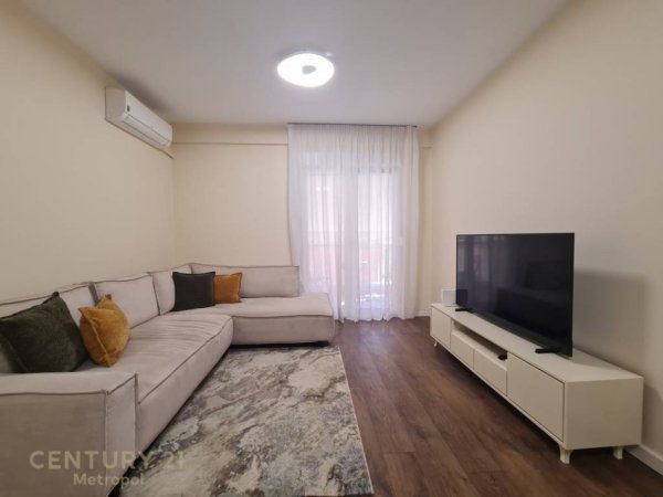 Tirane, jepet me qera apartament 1+1 Kati 3, 75 m² 900 € (QENDER)