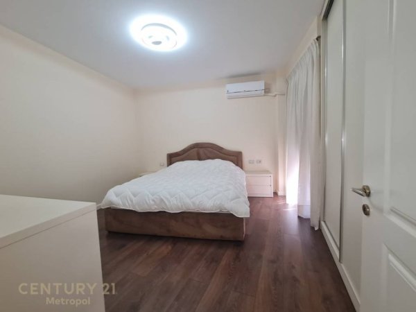Tirane, jepet me qera apartament 1+1 Kati 3, 75 m² 900 € (QENDER)