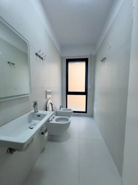 Tirane, jepet me qera apartament 2+1+Ballkon Kati 1, 120 m² 800 € (Tregu elektrik)