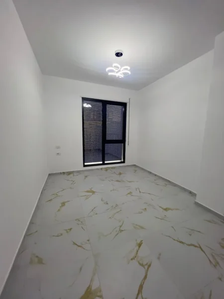 Tirane, jepet me qera apartament 2+1+Ballkon Kati 1, 120 m² 800 € (Tregu elektrik)